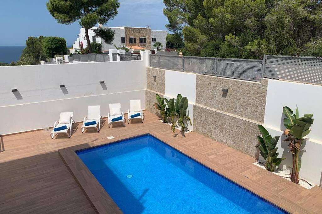 Villa moderne avec piscine et terrasse ensoleillée